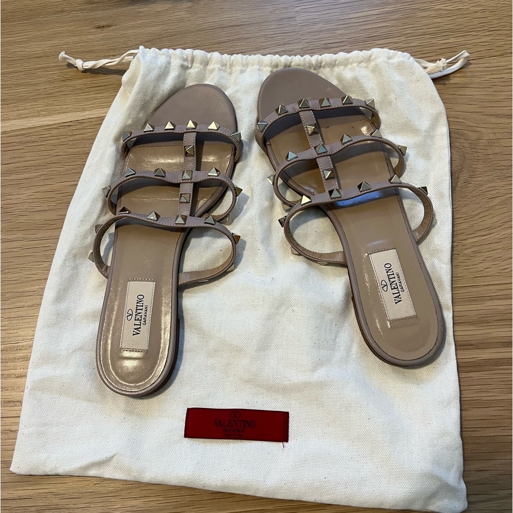 Rockstud Flat Nude Valentino Sandal